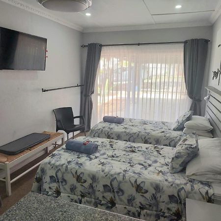 Rest4Sure Apartment Ashton Bagian luar foto