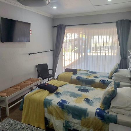 Rest4Sure Apartment Ashton Bagian luar foto
